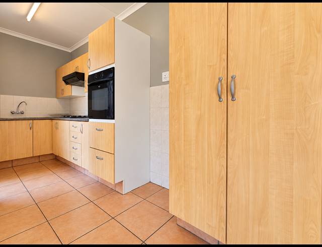 2 BEDROOM RETIREMENT UNIT FOR SALE IN THREE RIVERS EAST